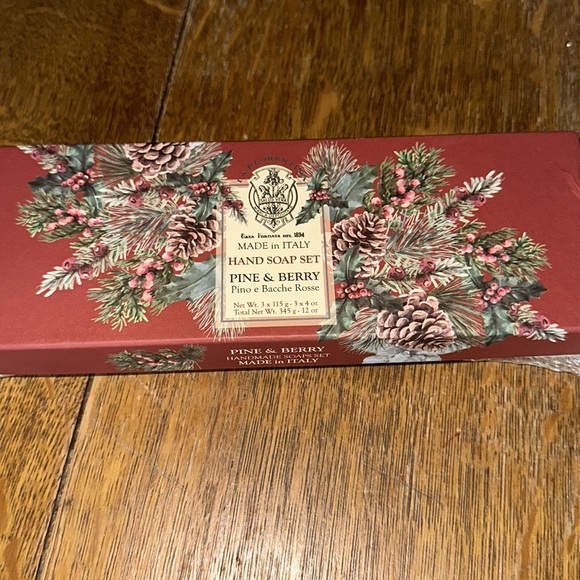 NWT La Florentina Luxury Hand Soap Set of 3 Pine and Berry Embossed Italian Bars - Picture 3 of 4